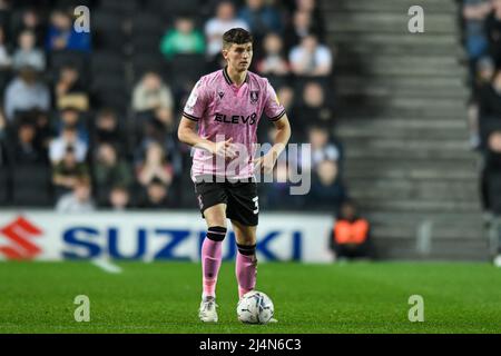 Milton Keynes, Großbritannien. 16. April 2022. Jordan Story #38 von Sheffield Mittwoch mit dem Ball in Milton Keynes, Großbritannien am 4/16/2022. (Foto von Simon Whitehead/News Images/Sipa USA) Quelle: SIPA USA/Alamy Live News Stockfoto