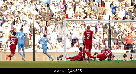 London, Großbritannien. 17. April 2022. Bernardo Silva (3. L) von Manchester City erzielt am 16. April 2022 im Halbfinale des FA Cup zwischen Manchester City und Liverpool in London, Großbritannien, das zweite Tor seiner Seite. Liverpool gewann 3-2 und avancierte ins Finale. Quelle: Xinhua/Alamy Live News Stockfoto