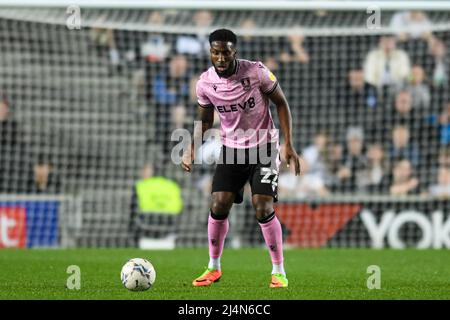 Milton Keynes, Großbritannien. 16. April 2022. Cheyenne Dunkley #22 von Sheffield Mittwoch mit dem Ball in Milton Keynes, Vereinigtes Königreich am 4/16/2022. (Foto von Simon Whitehead/News Images/Sipa USA) Quelle: SIPA USA/Alamy Live News Stockfoto