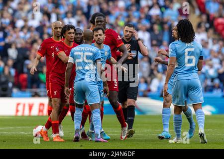 London, Großbritannien. 17. April 2022. Die Spieler treffen sich während des Halbfinalmatches des FA Cup zwischen Manchester City und Liverpool am 16. April 2022 in London, Großbritannien. Liverpool gewann 3-2 und avancierte ins Finale. Quelle: Xinhua/Alamy Live News Stockfoto