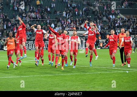 Mönchengladbach, Deutschland. 16. April 2022. Die Spieler von Köln feiern nach dem Bundesliga-Spiel der 1. Liga zwischen Borussia Mönchengladbach und dem FC Köln am 16. April 2022 in Mönchengladbach. Quelle: Ulrich Hufnagel/Xinhua/Alamy Live News Stockfoto