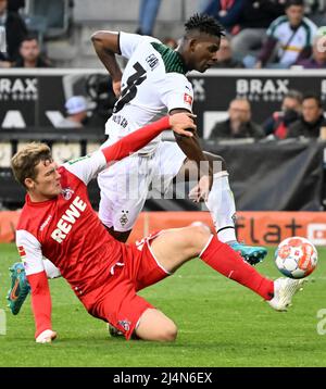 Mönchengladbach, Deutschland. 16. April 2022. Luca Kilian (L) aus Köln steht mit Breel Embolo aus Mönchengladbach beim Bundesliga-Fußballspiel der ersten deutschen Liga zwischen Borussia Mönchengladbach und dem FC Köln am 16. April 2022 in Mönchengladbach auf dem Spiel. Quelle: Ulrich Hufnagel/Xinhua/Alamy Live News Stockfoto