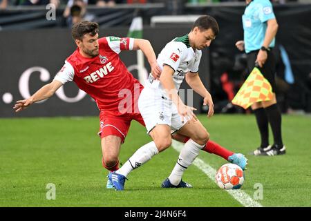 Mönchengladbach, Deutschland. 16. April 2022. Jonas Hector (L) aus Köln siecht mit Stefan Lainer aus Mönchengladbach beim Bundesligaspiel der 1. Liga zwischen Borussia Mönchengladbach und dem FC Köln am 16. April 2022 in Mönchengladbach. Quelle: Ulrich Hufnagel/Xinhua/Alamy Live News Stockfoto