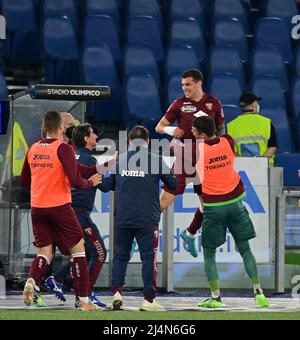 Rom, Italien. 16. April 2022. Der Torino Pietro Pellegri (TOP) feiert sein Tor während eines Fußballspiels der Serie A zwischen Latium und Turin in Rom, Italien, am 16. April 2022. Quelle: Alberto Lingria/Xinhua/Alamy Live News Stockfoto