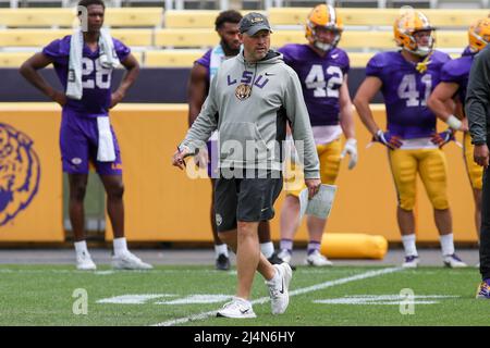 Baton Rouge, LA, USA. 16. April 2022. Matt House, Verteidigungskoordinator der LSU, beobachtet während der letzten Woche des Frühjahrs-Fußballspiels im Tiger Stadium in Baton Rouge, LA, eine Übung. Jonathan Mailhes/CSM/Alamy Live News Stockfoto