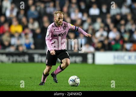 Milton Keynes, Großbritannien. 16. April 2022. Barry Bannan #10 von Sheffield Mittwoch läuft mit dem Ball in Milton Keynes, Großbritannien am 4/16/2022. (Foto von Simon Whitehead/News Images/Sipa USA) Quelle: SIPA USA/Alamy Live News Stockfoto