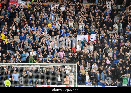 Milton Keynes, Großbritannien. 16. April 2022. Die Fans von Sheffield Wednesday genießen ihre Reise zum Stadium MK in Milton Keynes, Großbritannien am 4/16/2022. (Foto von Simon Whitehead/News Images/Sipa USA) Quelle: SIPA USA/Alamy Live News Stockfoto