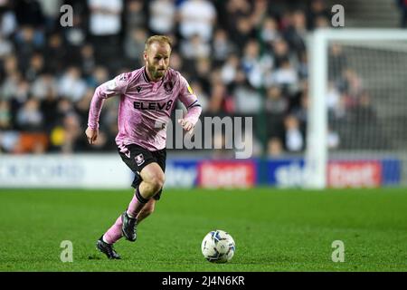 Milton Keynes, Großbritannien. 16. April 2022. Barry Bannan #10 von Sheffield Mittwoch läuft mit dem Ball in Milton Keynes, Großbritannien am 4/16/2022. (Foto von Simon Whitehead/News Images/Sipa USA) Quelle: SIPA USA/Alamy Live News Stockfoto