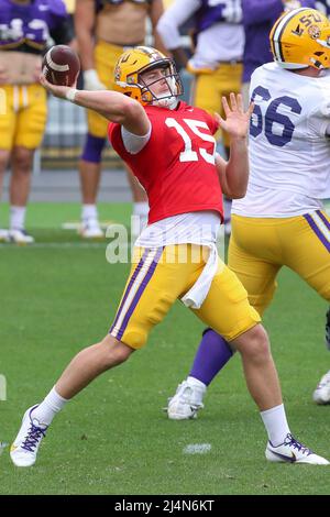 Baton Rouge, LA, USA. 16. April 2022. LSU Quarterback Myles Brennan (15) gibt während der letzten Woche des Frühjahrsfußballspiels im Tiger Stadium in Baton Rouge, LA, einen Pass aus. Jonathan Mailhes/CSM/Alamy Live News Stockfoto