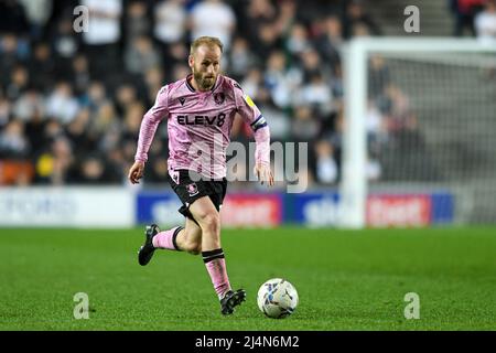 Milton Keynes, Großbritannien. 16. April 2022. Barry Bannan #10 von Sheffield Mittwoch läuft mit dem Ball in Milton Keynes, Großbritannien am 4/16/2022. (Foto von Simon Whitehead/News Images/Sipa USA) Quelle: SIPA USA/Alamy Live News Stockfoto