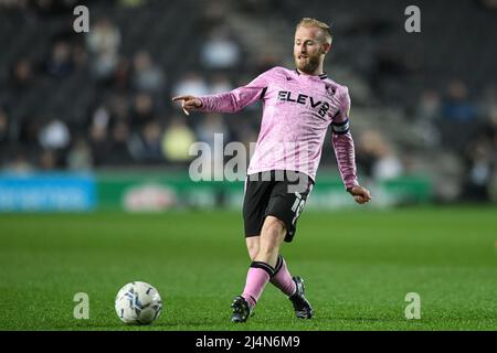 Milton Keynes, Großbritannien. 16. April 2022. Barry Bannan #10 von Sheffield Mittwoch übergibt den Ball in Milton Keynes, Vereinigtes Königreich am 4/16/2022. (Foto von Simon Whitehead/News Images/Sipa USA) Quelle: SIPA USA/Alamy Live News Stockfoto