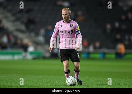 Milton Keynes, Großbritannien. 16. April 2022. Barry Bannan #10 von Sheffield Mittwoch mit dem Ball in Milton Keynes, Vereinigtes Königreich am 4/16/2022. (Foto von Simon Whitehead/News Images/Sipa USA) Quelle: SIPA USA/Alamy Live News Stockfoto