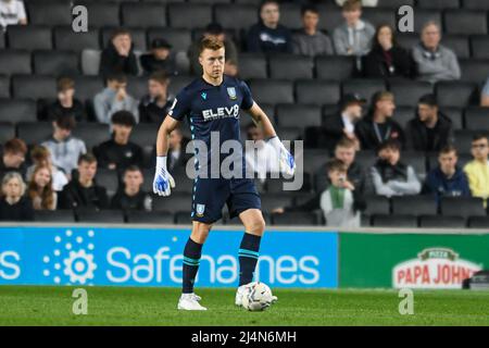 Milton Keynes, Großbritannien. 16. April 2022. Bailey Peacock-Farrell #1 von Sheffield Mittwoch mit dem Ball in Milton Keynes, Großbritannien am 4/16/2022. (Foto von Simon Whitehead/News Images/Sipa USA) Quelle: SIPA USA/Alamy Live News Stockfoto