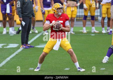 Baton Rouge, LA, USA. 16. April 2022. LSU Quarterback Myles Brennan (15) gibt während der letzten Woche des Frühjahrsfußballspiels im Tiger Stadium in Baton Rouge, LA, einen Pass aus. Jonathan Mailhes/CSM/Alamy Live News Stockfoto