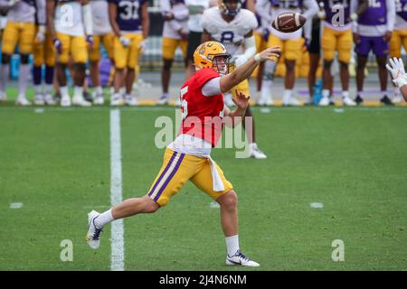 Baton Rouge, LA, USA. 16. April 2022. LSU Quarterback Myles Brennan (15) gibt während der letzten Woche des Frühjahrsfußballspiels im Tiger Stadium in Baton Rouge, LA, einen Pass aus. Jonathan Mailhes/CSM/Alamy Live News Stockfoto