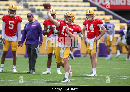 Baton Rouge, LA, USA. 16. April 2022. LSU Quarterback Myles Brennan (15) gibt während der letzten Woche des Frühjahrsfußballspiels im Tiger Stadium in Baton Rouge, LA, einen Pass aus. Jonathan Mailhes/CSM/Alamy Live News Stockfoto