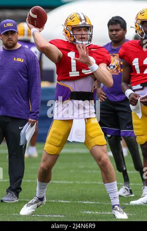 Baton Rouge, LA, USA. 16. April 2022. LSU Quarterback Garrett Nussmeier (13) gibt während der letzten Woche des Frühjahrs-Fußballspiels im Tiger Stadium in Baton Rouge, LA, einen Pass ab. Jonathan Mailhes/CSM/Alamy Live News Stockfoto