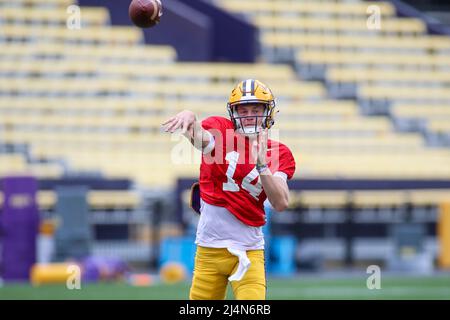 Baton Rouge, LA, USA. 16. April 2022. Der LSU Quarterback Walker Howard (14) gibt in der letzten Woche des Frühjahrs-Fußballspiels im Tiger Stadium in Baton Rouge, LA, einen Pass ab. Jonathan Mailhes/CSM/Alamy Live News Stockfoto