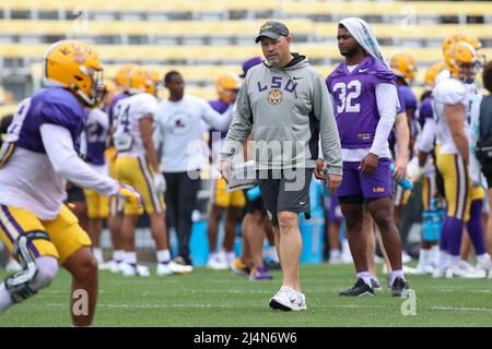 Baton Rouge, LA, USA. 16. April 2022. Matt House, Verteidigungskoordinator der LSU, coacht seine Linienspieler während der letzten Woche des Frühjahrstrainings im Tiger Stadium in Baton Rouge, LA. Jonathan Mailhes/CSM/Alamy Live News Stockfoto