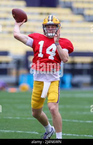 Baton Rouge, LA, USA. 16. April 2022. Der LSU Quarterback Walker Howard (14) gibt in der letzten Woche des Frühjahrs-Fußballspiels im Tiger Stadium in Baton Rouge, LA, einen Pass ab. Jonathan Mailhes/CSM/Alamy Live News Stockfoto