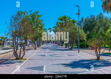 An einer Strandpromenade in Marbella, Spanien, schlendern die Menschen Stockfoto