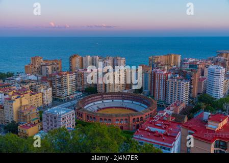 Sonnenuntergang-Luftaufnahme des Corrida-Gebäudes in der spanischen Stadt malaga Stockfoto