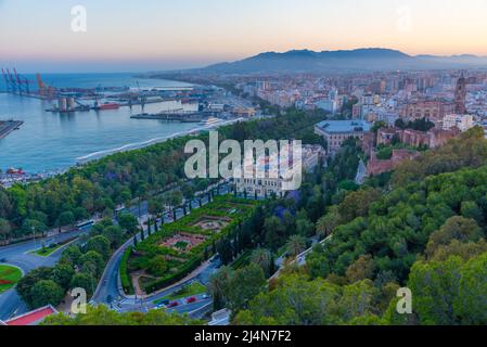 Sonnenuntergang Luftaufnahme des Hafens von malaga während des Sonnenuntergangs Stockfoto