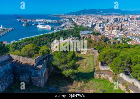 Luftaufnahme von malaga von der gibralfaro Burg einschließlich Hafen von malaga, alcazaba Burg und der Kathedrale von malaga während des Sonnenuntergangs Stockfoto