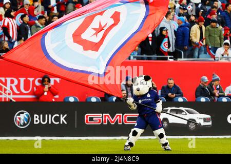 Chicago, USA, 16. April 2022. Major League Soccer (MLS) Chicago Fire FC Maskottchen 'Sparky' winkt vor dem Spiel gegen die LA Galaxy im Soldier Field in Chicago, IL, USA, eine Mannschaftsflagge. Kredit: Tony Gadomski / All Sport Imaging / Alamy Live Nachrichten Stockfoto