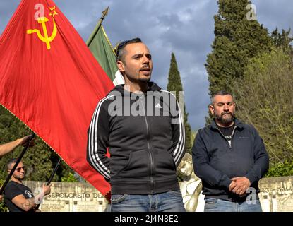 Rom, Italien, Italien. 16. April 2022. Gedenkmarsch des sozialistischen Vaterlandes zum Gedenken an die Partisanen von gestern und heute. Der marsch findet seit 13 Jahren jedes Jahr statt und wird in diesem Jahr den Antifaschisten gewidmet sein, die im Donbass gegen die Neonazi-Brigaden gekämpft haben. Der marsch endete am Denkmal des römischen Widerstands auf dem Friedhof von Verano, wo sich Edi Ongaro, bekannt als Bozambo, an den Anfang April im Donbass getöteten italienischen Kämpfer erinnerte (Bildquelle: © Patrizia Cortellessa/Pacific Press via ZUMA Press Wire) Quelle: ZUMA Press, Inc./Alamy Live News Stockfoto