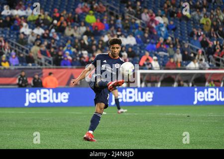 Foxborough Massachusetts, USA. 16. April 2022. Brandon Bye (15), Mittelfeldspieler der New England Revolution, spielt den Ball während des MLS-Spiels zwischen dem FC Charlotte und der New England Revolution im Gillette Stadium in Foxborough, Massachusetts. Eric Canha/CSM/Alamy Live News Stockfoto