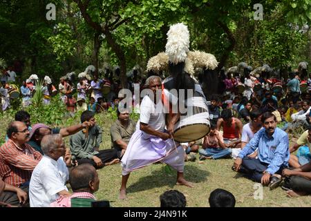 16. April 2022, Santiniketan, Westbengalen, Indien: Dhakis sind traditionelle hinduistische Trommler, die während hinduistischer Feste, vor allem in Bengalen, die Dhak (Trommel) spielen. Das Dhak ist ein Schlaginstrument, es ist eine Barrel-Trommel aus Mangoholz. Die Trommelmembran besteht aus Büffelhaut und Ziegenleder, sie wird am Hals aufgehängt, an der Taille gebunden und auf dem Schoß oder dem Boden gehalten, und wird in der Regel mit Holzstäben gespielt. Die linke Seite ist beschichtet, um ein schwereres Geräusch zu erhalten. Es wird vor allem von der bengalischen Hindu-Gemeinde gespielt. Dieses Instrument ist in Westbengalen zu finden und wird meist in jeder hinduistischen Religion verwendet Stockfoto