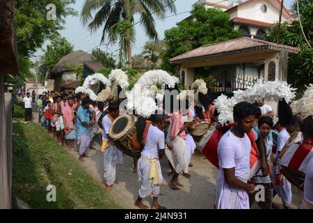 16. April 2022, Santiniketan, Westbengalen, Indien: Dhakis sind traditionelle hinduistische Trommler, die während hinduistischer Feste, vor allem in Bengalen, die Dhak (Trommel) spielen. Das Dhak ist ein Schlaginstrument, es ist eine Barrel-Trommel aus Mangoholz. Die Trommelmembran besteht aus Büffelhaut und Ziegenleder, sie wird am Hals aufgehängt, an der Taille gebunden und auf dem Schoß oder dem Boden gehalten, und wird in der Regel mit Holzstäben gespielt. Die linke Seite ist beschichtet, um ein schwereres Geräusch zu erhalten. Es wird vor allem von der bengalischen Hindu-Gemeinde gespielt. Dieses Instrument ist in Westbengalen zu finden und wird meist in jeder hinduistischen Religion verwendet Stockfoto