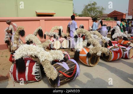 16. April 2022, Santiniketan, Westbengalen, Indien: Dhakis sind traditionelle hinduistische Trommler, die während hinduistischer Feste, vor allem in Bengalen, die Dhak (Trommel) spielen. Das Dhak ist ein Schlaginstrument, es ist eine Barrel-Trommel aus Mangoholz. Die Trommelmembran besteht aus Büffelhaut und Ziegenleder, sie wird am Hals aufgehängt, an der Taille gebunden und auf dem Schoß oder dem Boden gehalten, und wird in der Regel mit Holzstäben gespielt. Die linke Seite ist beschichtet, um ein schwereres Geräusch zu erhalten. Es wird vor allem von der bengalischen Hindu-Gemeinde gespielt. Dieses Instrument ist in Westbengalen zu finden und wird meist in jeder hinduistischen Religion verwendet Stockfoto