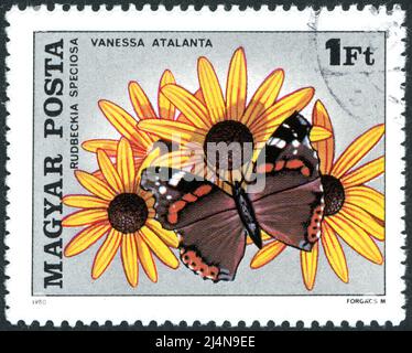 In Ungarn gedruckte Briefmarke, zeigt Insekten bestäubende Blumen: Roter Admiral (Vanessa atalanta), auffällige Schwarzäugige Susan (Rudbeckia fulgida) Stockfoto