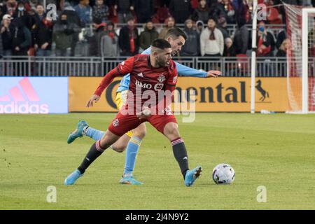 Toronto, Ontario, Kanada. 16. April 2022. Alejandro Pozuelo (10) in Aktion während des MLS-Spiels zwischen dem FC Toronto und Philadelphia Union. Das Spiel endete 2-1 für den FC Toronto. (Bild: © Angel Marchini/ZUMA Press Wire) Bild: ZUMA Press, Inc./Alamy Live News Stockfoto