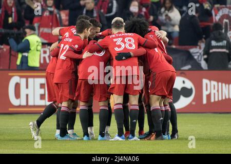 Toronto, Ontario, Kanada. 16. April 2022. Spieler des FC Toronto huddeln vor dem MLS-Spiel zwischen dem FC Toronto und der Philadelphia Union im BMO-Feld in Toronto (Bildquelle: © Angel Marchini/ZUMA Press Wire) Bildquelle: ZUMA Press, Inc./Alamy Live News Stockfoto