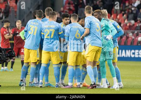 Toronto, Ontario, Kanada. 16. April 2022. Spieler der Philadelphia Union huddeln vor dem MLS-Spiel zwischen dem FC Toronto und NPhiladelphia Union auf dem BMO-Feld in Toronto (Bildquelle: © Angel Marchini/ZUMA Press Wire) Bildquelle: ZUMA Press, Inc./Alamy Live News Stockfoto