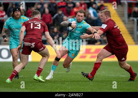 Limerick, Irland. 17. April 2022. Stuart Hogg von Exeter wurde am 16. April 2022 von John Ryan von Münster und Chris Farrell von Münster während des Heineken Champions Cup, der 16. Runde, eines 2.-Bein-Spiels zwischen Munster Rugby und Exeter Chiefs im Thomond Park in Limerick, Irland, angegangen (Foto by Andrew SURMA/ Quelle: SIPA USA/Alamy Live News Stockfoto