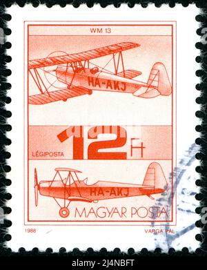 UNGARN - UM 1988: Briefmarke gedruckt in Ungarn, abgebildet Doppeldecker-Trainerflugzeug Weiss WM-13, um 1988 Stockfoto