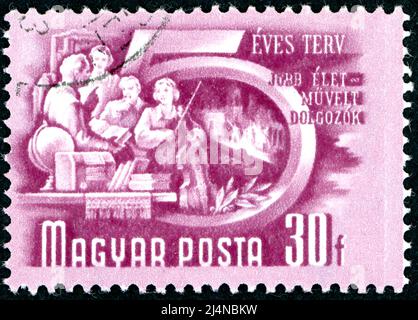 UNGARN - UM 1950: Eine in Ungarn gedruckte Briefmarke, die dem ungarischen Fünfjahresplan gewidmet ist, zeigt die Ausbildung von Arbeitern, um 1950 Stockfoto