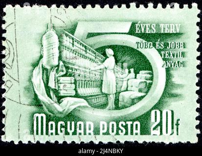 UNGARN - UM 1950: Eine in Ungarn gedruckte Marke, die dem ungarischen Fünfjahresplan gewidmet ist, zeigt die Textilindustrie, um 1950 Stockfoto