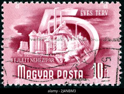 UNGARN - UM 1950: Eine in Ungarn gedruckte Briefmarke, die dem ungarischen Fünfjahresplan gewidmet ist, zeigt die Schwerindustrie, um 1950 Stockfoto