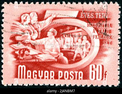 UNGARN - UM 1950: Eine in Ungarn gedruckte Marke, die dem Fünfjahresplan Ungarns gewidmet ist, zeigt die landwirtschaftliche Zusammenarbeit, um 1950 Stockfoto