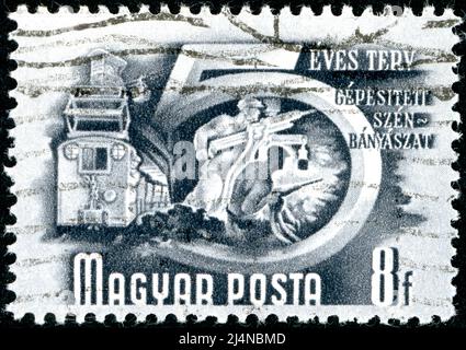 UNGARN - UM 1950: Eine in Ungarn gedruckte Marke, die dem ungarischen Fünfjahresplan gewidmet ist, zeigt den Kohlebergbau, um 1950 Stockfoto