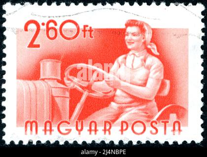 UNGARN - UM 1955: Eine in Ungarn gedruckte Briefmarke, zeigt eine Traktorfahrerin, um 1955 Stockfoto