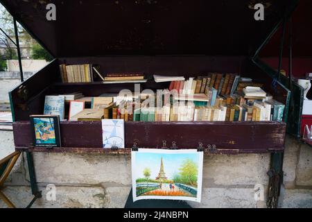 Madrid, Spanien. 13. April 2022. Allgemeine Ansicht von Büchern an einem Stand von 'bouquinistes de Paris', in dem gebrauchte und alte Bücher verkauft werden. Die Bouquinistes de Paris, Frankreich, sind die gebrauchten und antiken Buchhändler, die ihren Handel entlang der seine treiben. Die seine wird daher als der einzige Fluss der Welt beschrieben, der zwischen zwei Regalen und Ständen verläuft. Kredit: SOPA Images Limited/Alamy Live Nachrichten Stockfoto