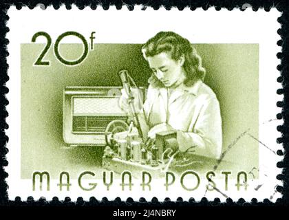 UNGARN - UM 1955: Eine in Ungarn gedruckte Briefmarke, zeigt Radiomassembler, um 1955 Stockfoto