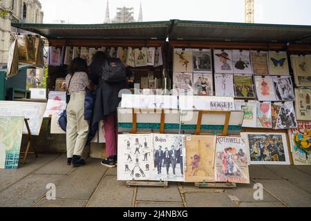 Madrid, Spanien. 13. April 2022. Die Leute schauen sich die Bücher an einem Stand von 'bouquinistes de Paris' an, der gebrauchte und alte Bücher verkauft. Die Bouquinistes de Paris, Frankreich, sind die gebrauchten und antiken Buchhändler, die ihren Handel entlang der seine treiben. Die seine wird daher als der einzige Fluss der Welt beschrieben, der zwischen zwei Regalen und Ständen verläuft. Kredit: SOPA Images Limited/Alamy Live Nachrichten Stockfoto