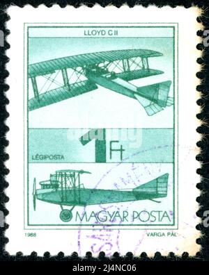 UNGARN - UM 1988: Briefmarke gedruckt in Ungarn, abgebildet Aufklärungsflugzeug Lloyd C.II, um 1988 Stockfoto